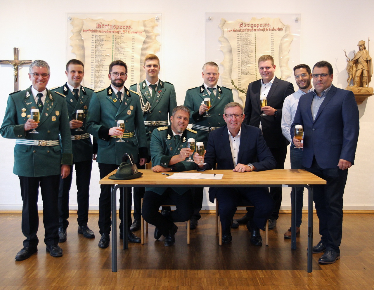 Die Partnerschaft zwischen der St.-Hubertus-Schützenbruderschaft Sundern und der Brauerei C. & A. Veltins sowie dem WGS wurde besiegelt. Foto: Lena Klute / Veltins